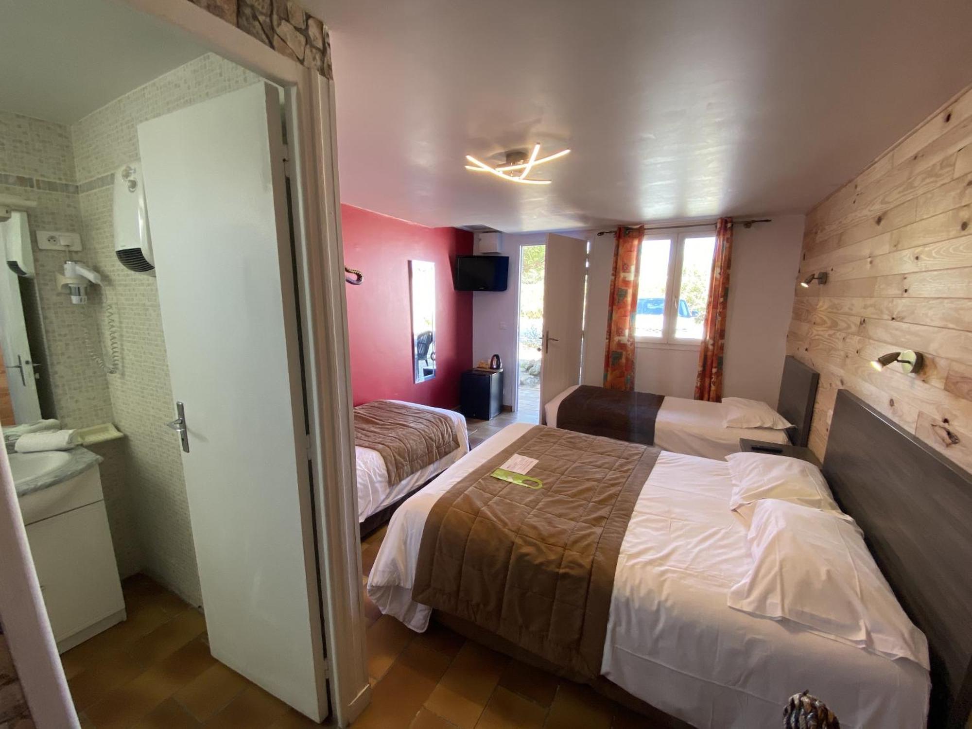 איגוס-מורטס Hotel Des 4 Vents "Esprit Camargue" מראה חיצוני תמונה